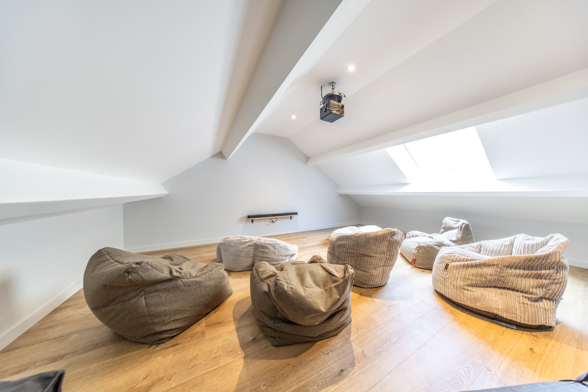 Espace mezzanine de jeux avec poufs confortables