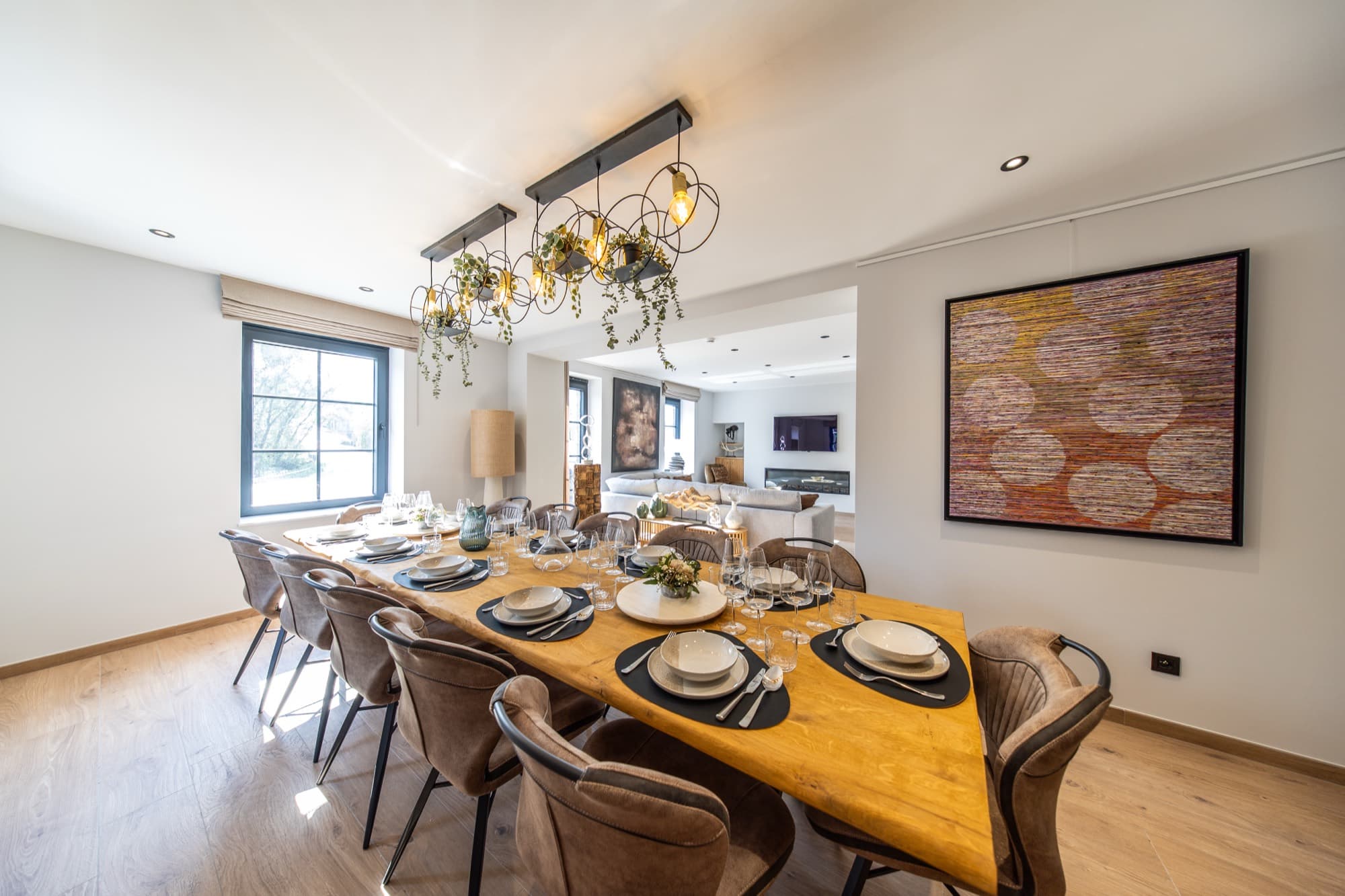 Grande salle à manger pour se réunir à douze autour d'un repas